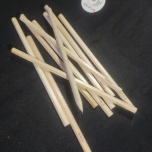 Crayon gris en bois gravé Semeya