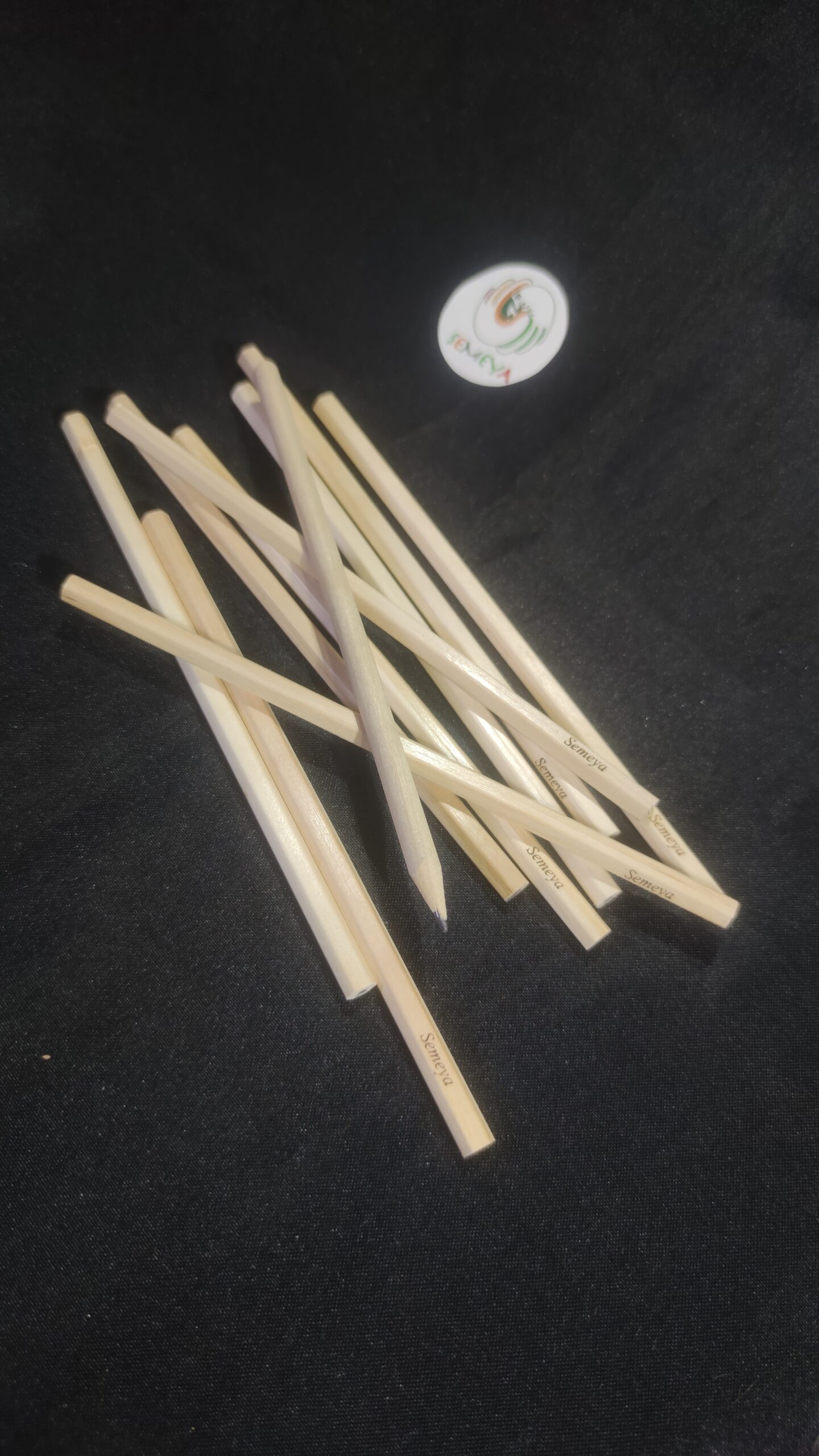 Crayon gris en bois gravé Semeya